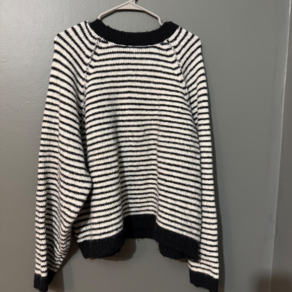 Black and white AE sweater - Picture 2 of 3